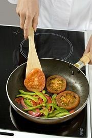 Приготовление блюда по рецепту - Рыба с помидорами. Шаг 3